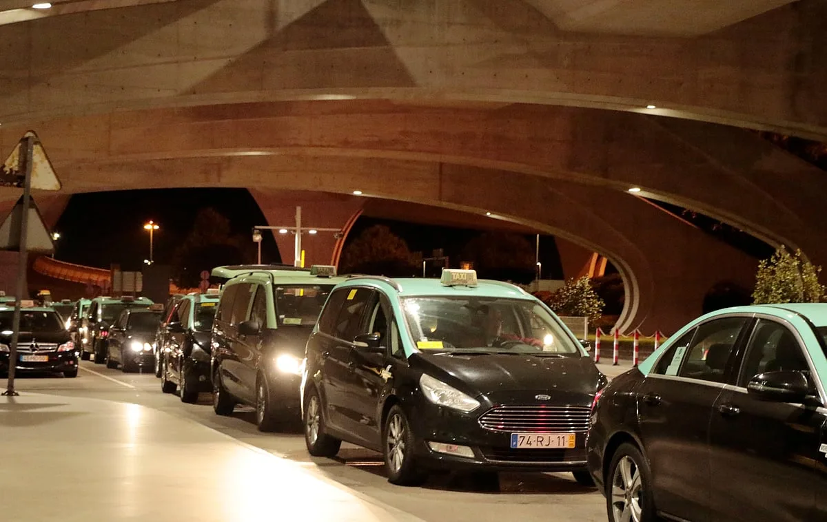 Preço fixo dos táxis no aeroporto de Lisboa em vigor na quinta-feira mas ainda sem todas as medidas