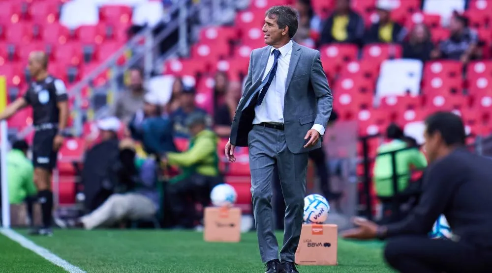 ¡Almada respalda a Veiga! El técnico del América niega regaño y confía en que el brasileño sea el “diferente”
