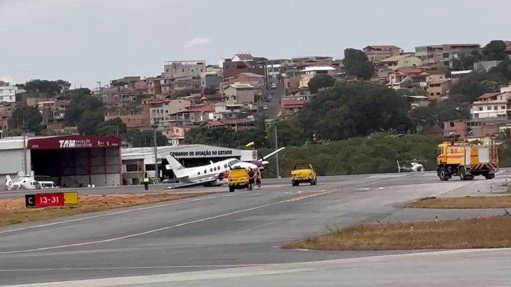 Pista do Aeroporto da Pampulha, em BH, é fechada após avião tombar