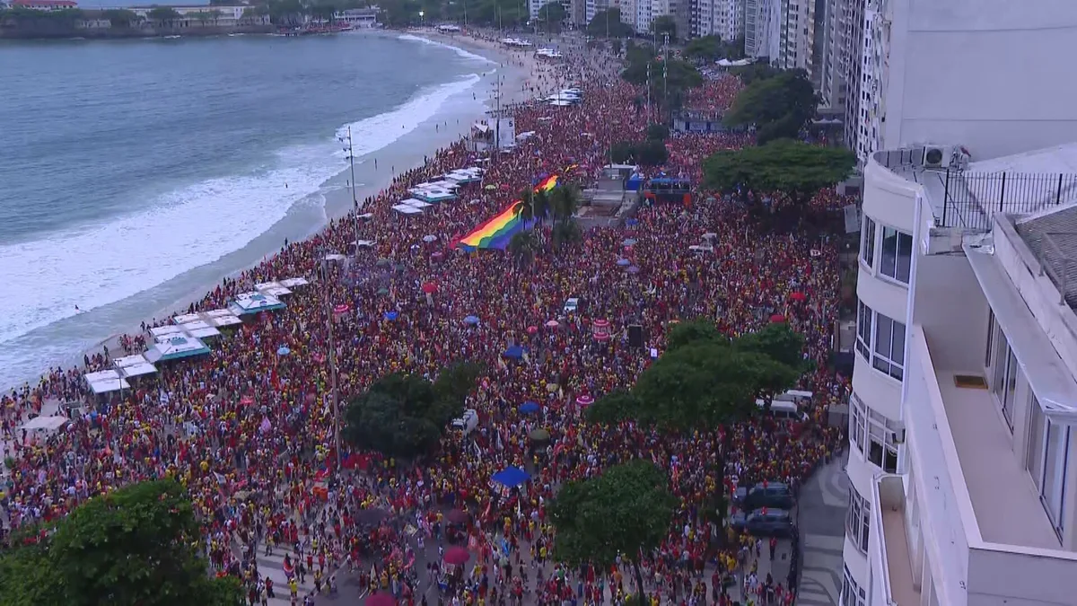 Ato de apoiadores de Lula em Copacabana reúne 56,4 mil pessoas às 18h, segundo metodologia da USP