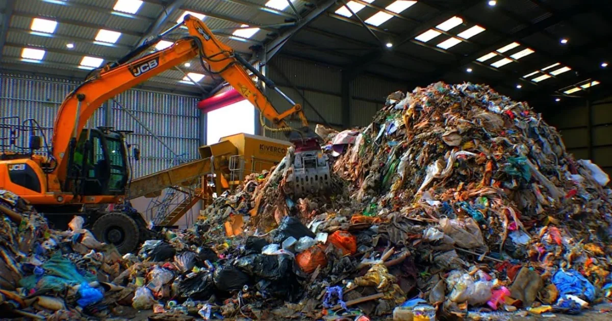 En 2025, ingenieros de Texas mezclaron 4,5 toneladas de plástico reciclado en una autopista, reemplazando parte del betún para probar cómo soporta el calor extremo