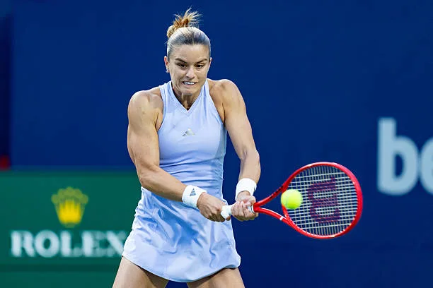 Sakkari e Navarro vencem em três sets, Mertens cai na estreia