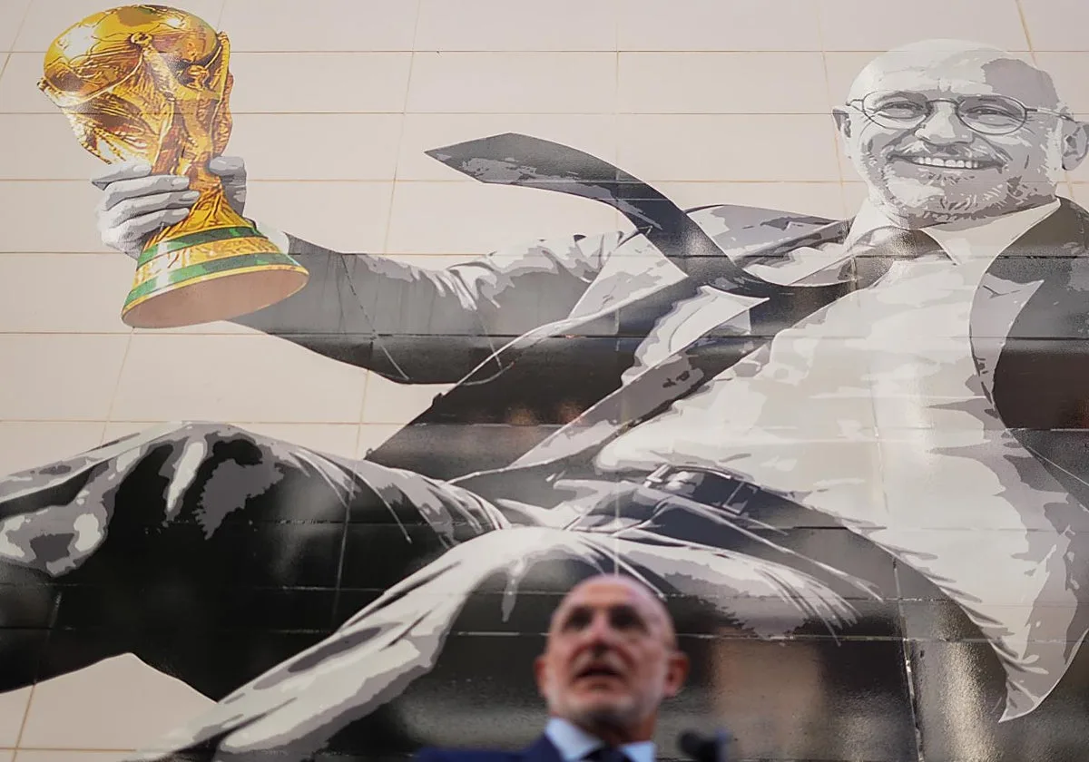 De la Fuente, junto al mural de homenaje al triunfo de la Selección: «Me siento valenciano»