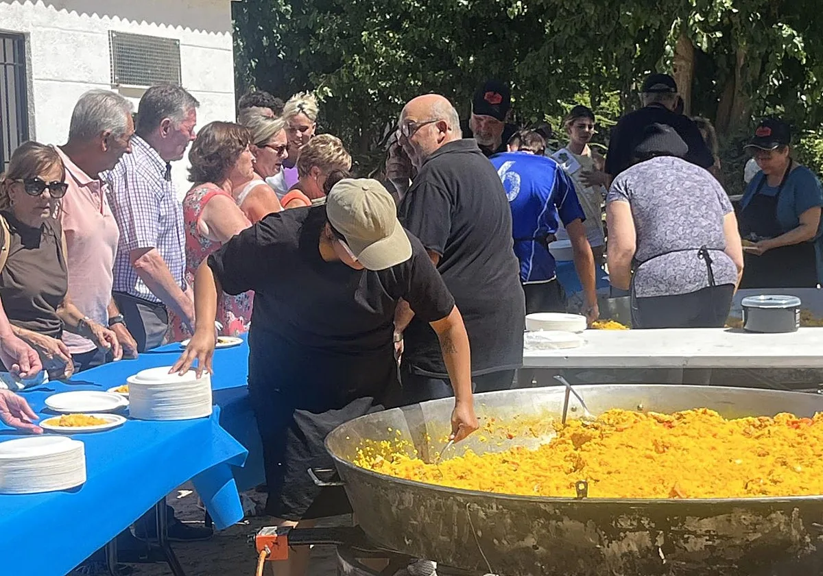 Corral de Almaguer se sienta a la mesa para disfrutar de una paella y despedir sus fiestas