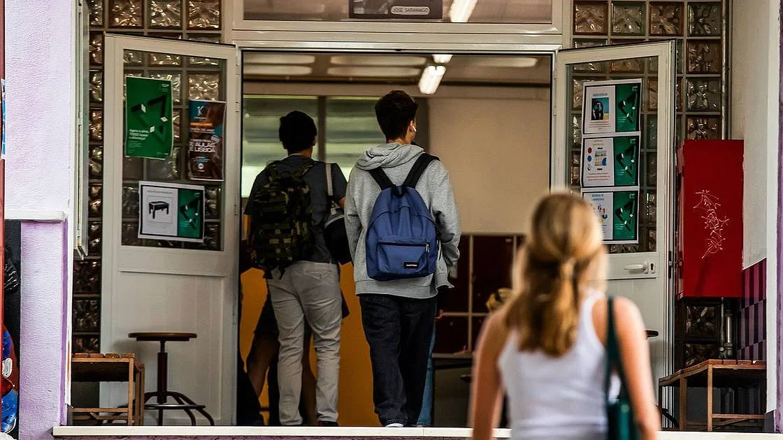 Escolas vão ter regras para usar inteligência artificial a partir de janeiro, pré-escolar fica de fora