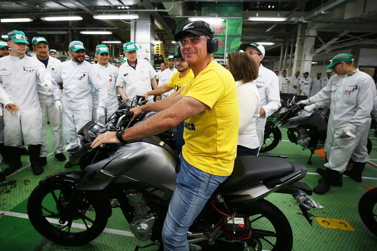 Una investigación contra Flávio Bolsonaro empantana la campaña electoral en Brasil