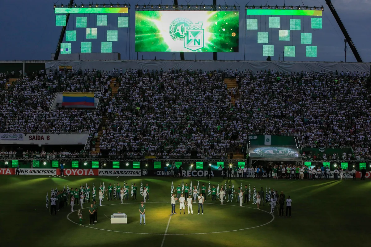 Chapecoense e Atlético Nacional fecham amistoso em homenagem a vítimas de acidente aéreo