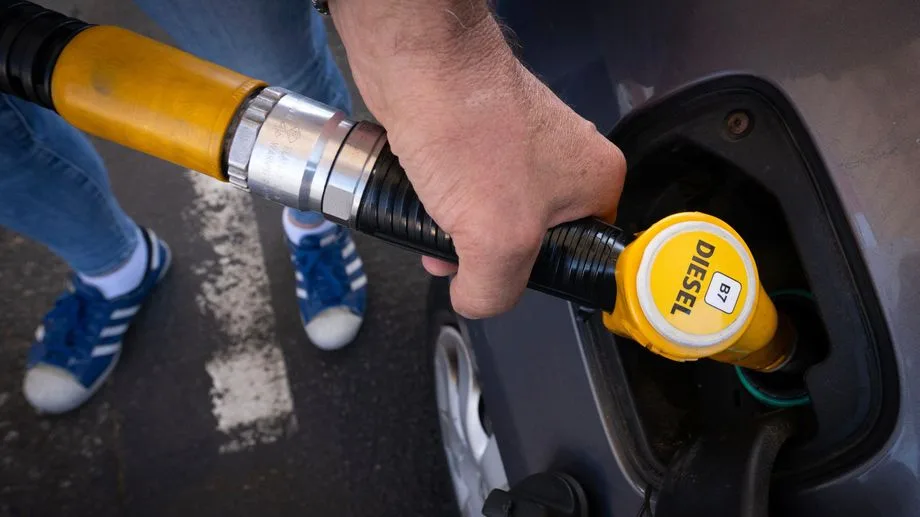 DIRECT VIDÉO - Prix des carburants : suivez les annonces du gouvernement sur les nouvelles aides aux Français