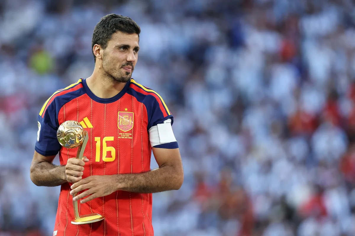Melhor da Copa, Rodri desembarca em Barcelona para assinar com o clube