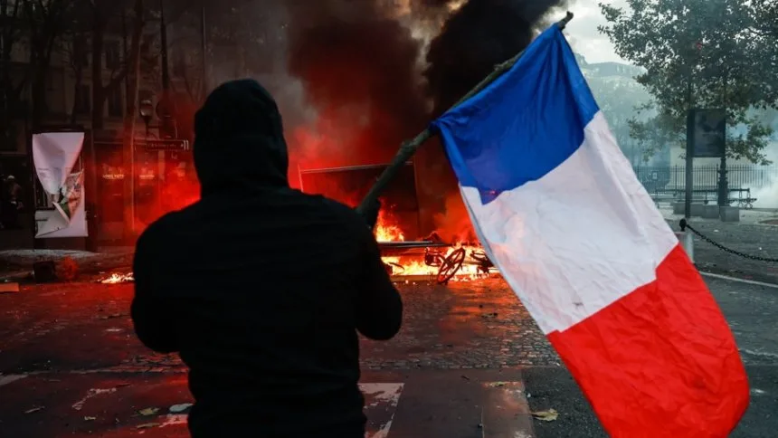 VIDEO SENSIBLE: Manifestante recogió una granada que lanzó un policía en Francia y le explotó en la mano