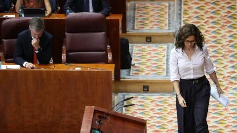 Ayuso entona el "chao pescao": las culpas a Sánchez y las preguntas del ático al consejero