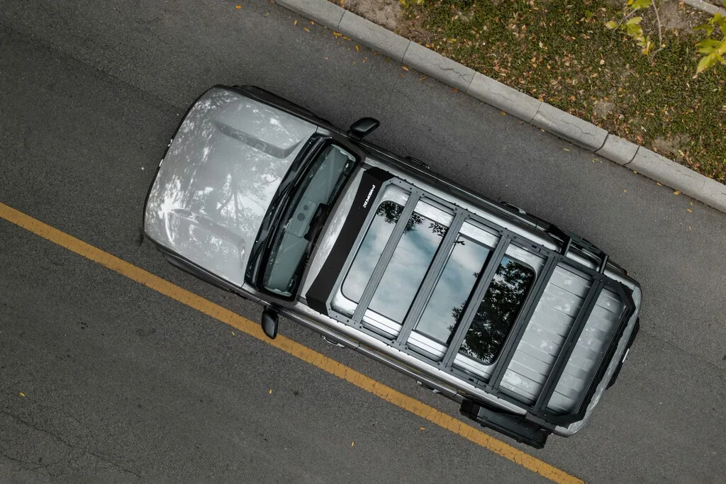 Los techos solares de los coches llevan años explotando sin motivo aparente. Y cada vez pasa más