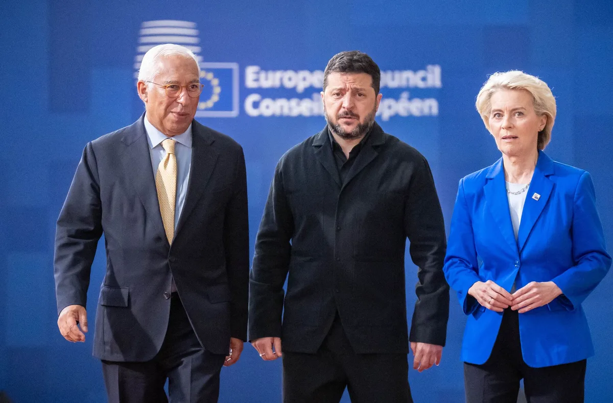 À Bruxelles, Volodymyr Zelensky, lâché par Trump, se tourne vers les Européens