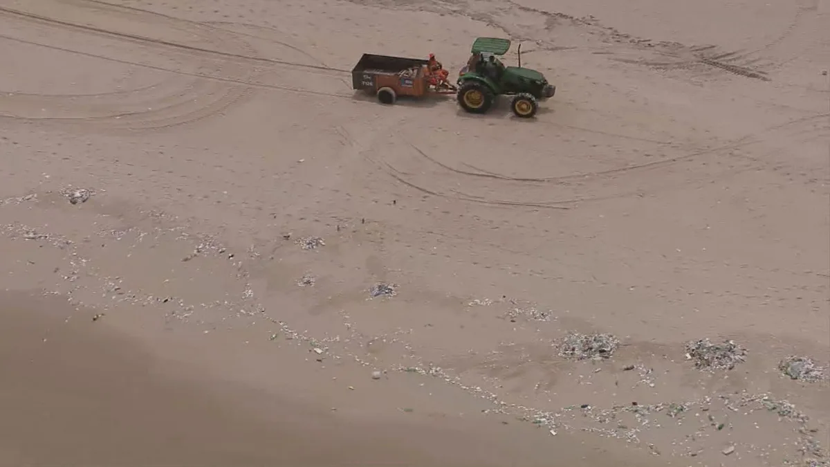 Comlurb usa trator e reforça limpeza após mar arrastar lixo depois de chuva na praia de São Conrado