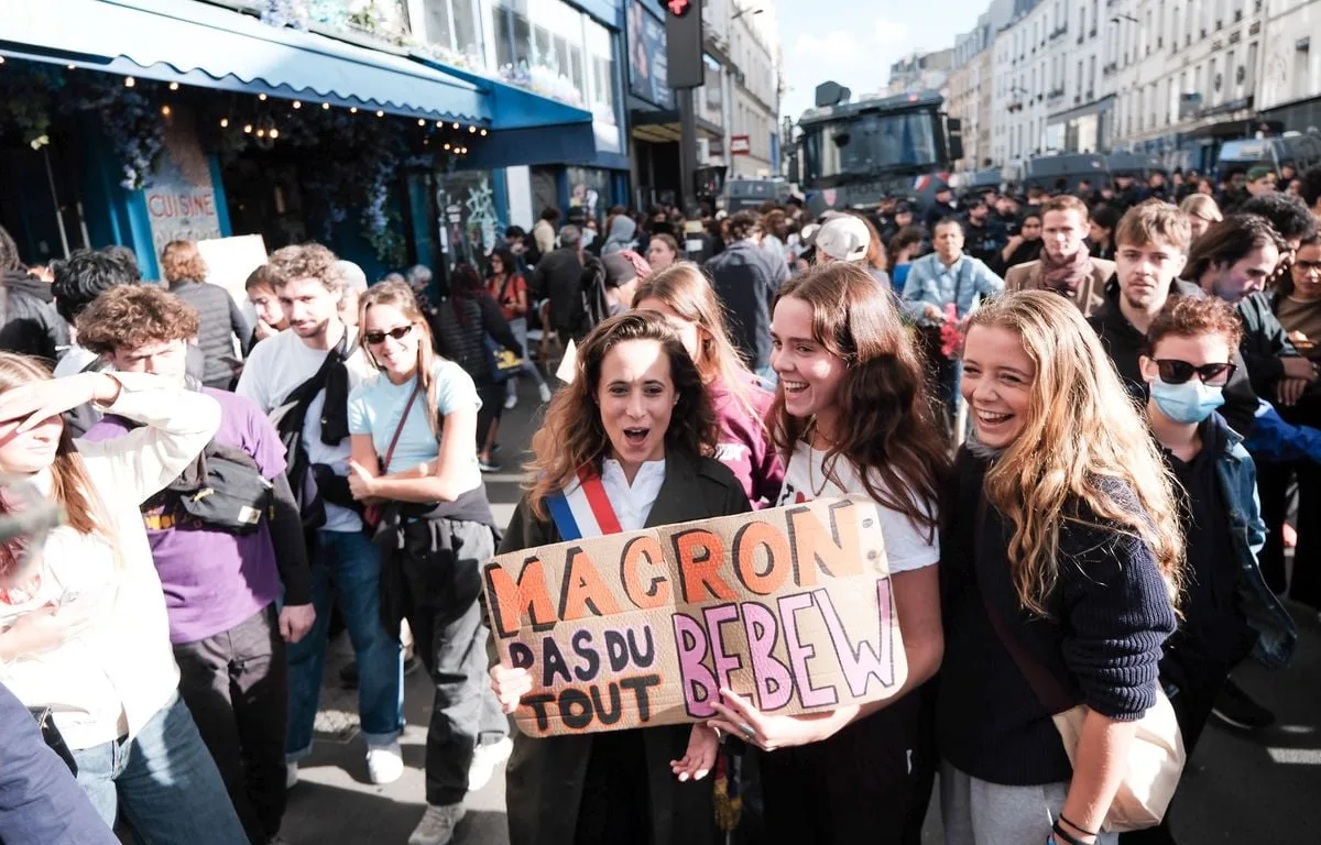 EN IMAGES Colère des lycéens : De Rimbaud à Bebew, les refs culturelles s’invitent aussi dans les manifs