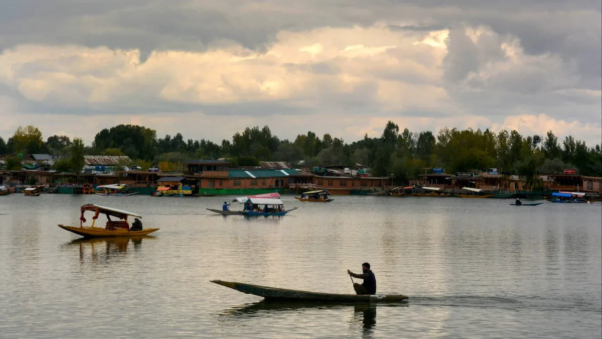HC bars fuel-run boats on Dal Lake, pushes for cleaner alternatives