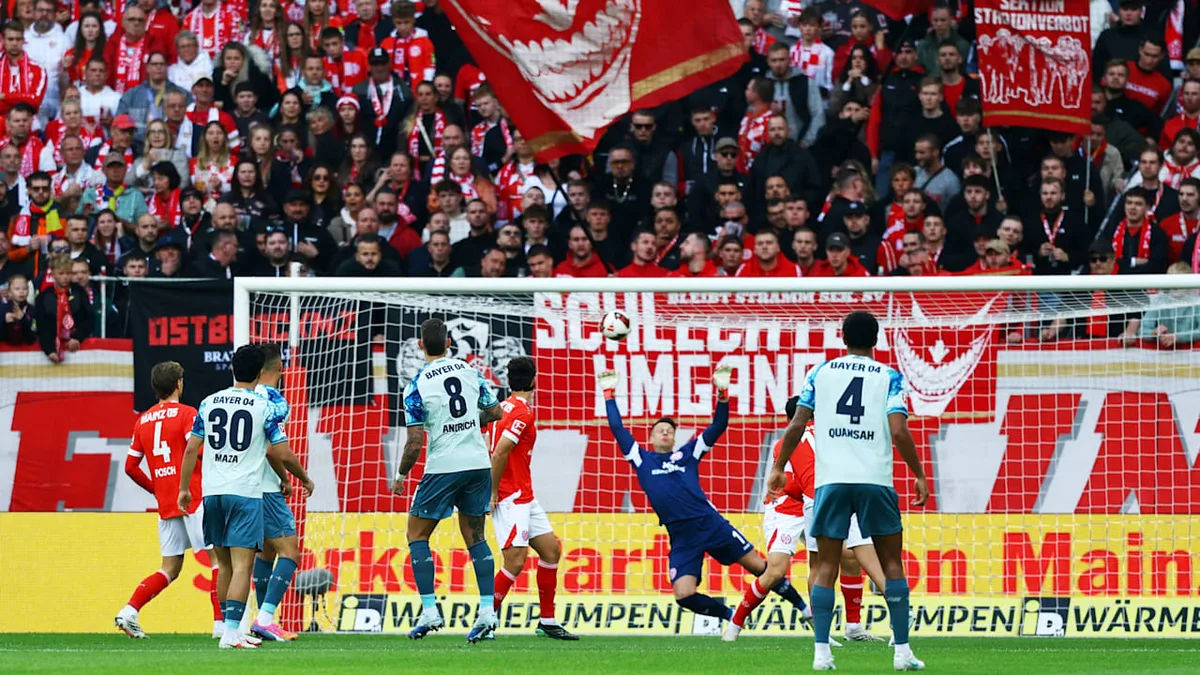 Ein Startelf-Debütant erzielt ein traumhaftes Tor. - 109-Km/h-Volley von Bayer-Star