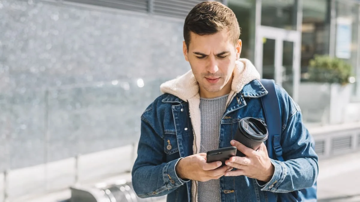 Médicos alertam para os danos físicos do smartphone. Esteja atento aos sinais!