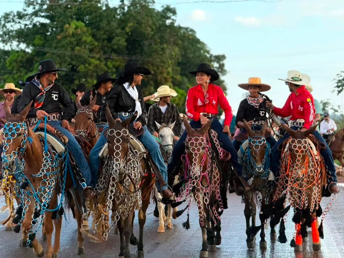 Cavalgada movimenta Senador Guiomard e marca programação da ExpoQuinari