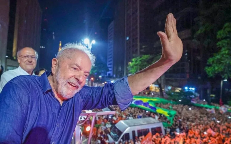 Virada: Lula empata numericamente com Flávio Bolsonaro, aponta PoderData/Aya
