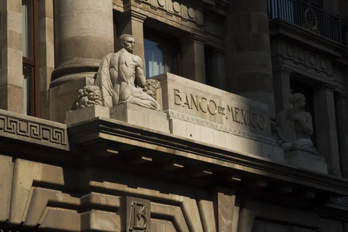 Banxico advierte que los conflictos geopolíticos, servicios y clima presionan al alza de precios