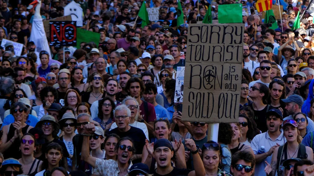 Des milliers de Barcelonais manifestent contre l’agrandissement de l’aéroport