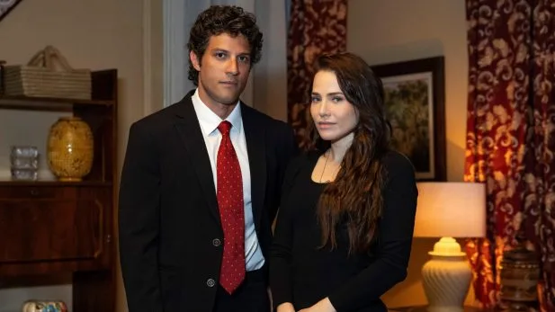 Quem Ama Cuida: Adriana coloca Bruna contra a parede e faz grave acusação Quem Ama Cuida: Adriana coloca Bruna contra a parede em disputa por Pedro (Foto: Globo/Manoella Mello)