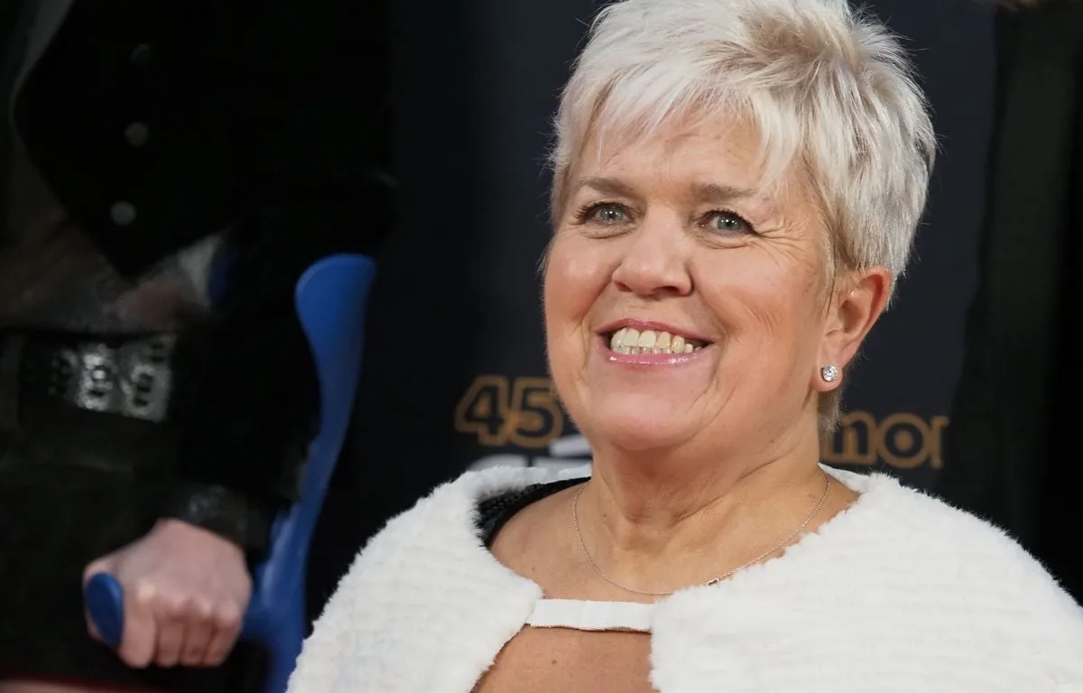 Mimie Mathy : Douleurs, pertes de sensations… C’est quoi le « syndrome de la queue-de-cheval » dont souffre l’actrice ?