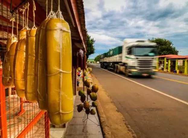 Adriane sanciona lei que tomba barracas tradicionais da BR-163 em Anhanduí