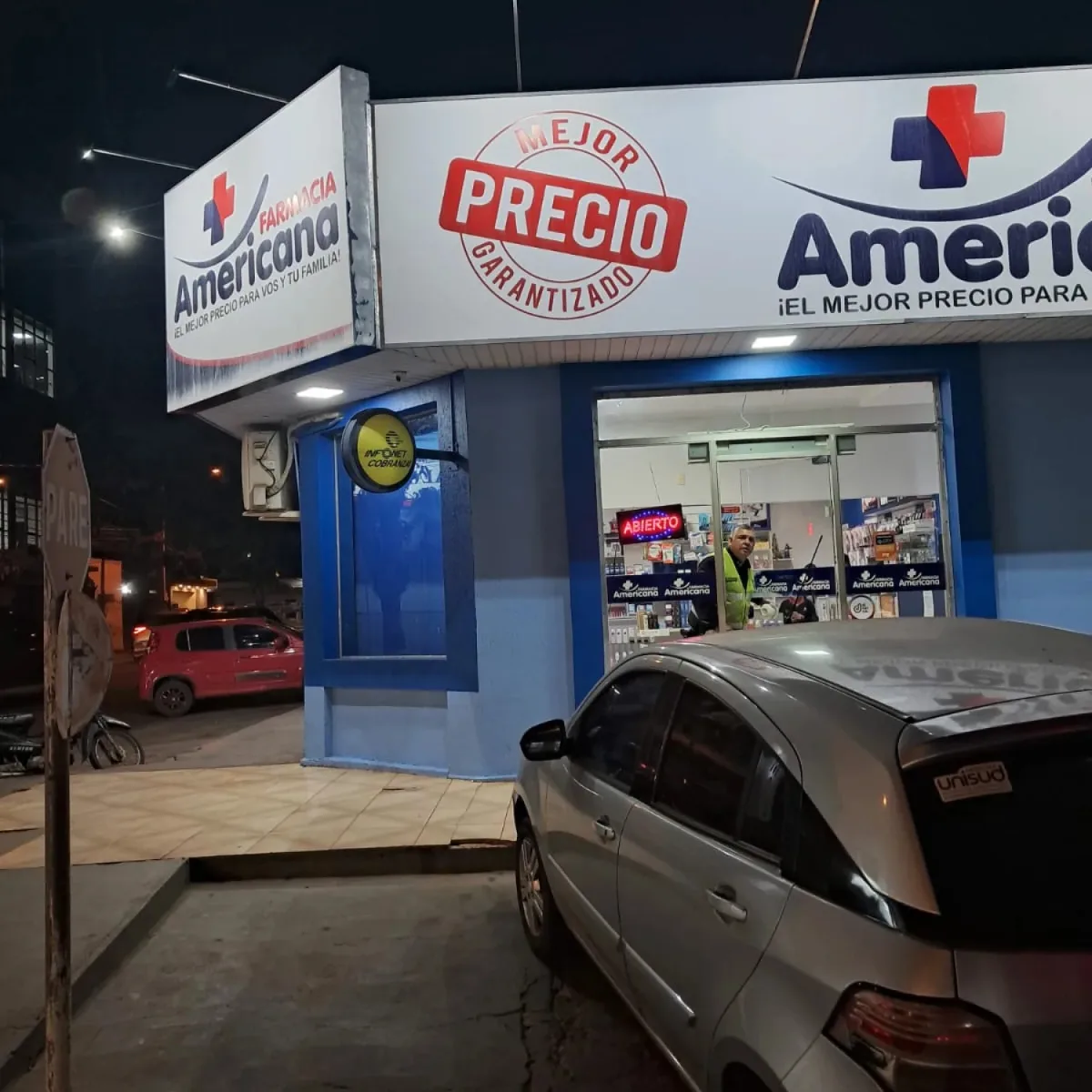 Dupla armada assalta farmácia e foge com emagrecedores e arma do segurança