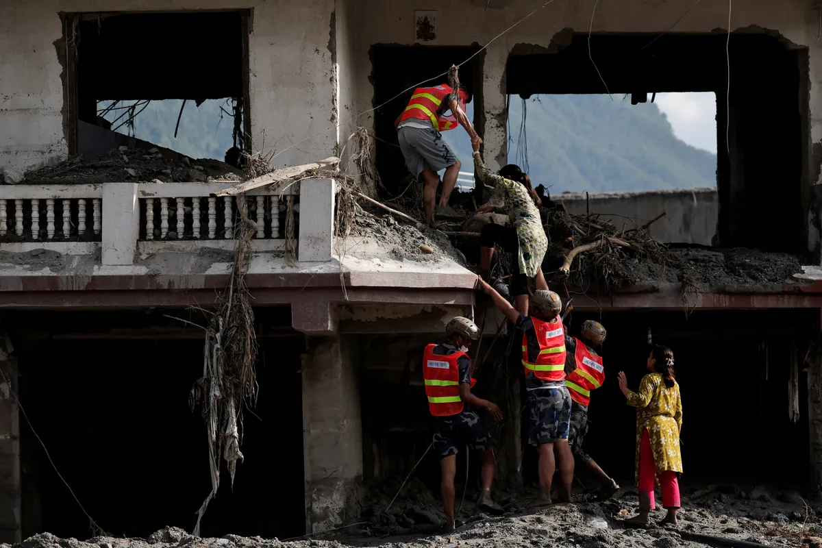 El riesgo de una segunda riada amenaza Nepal y Tíbet tras una catástrofe que deja ya al menos 584 muertos
