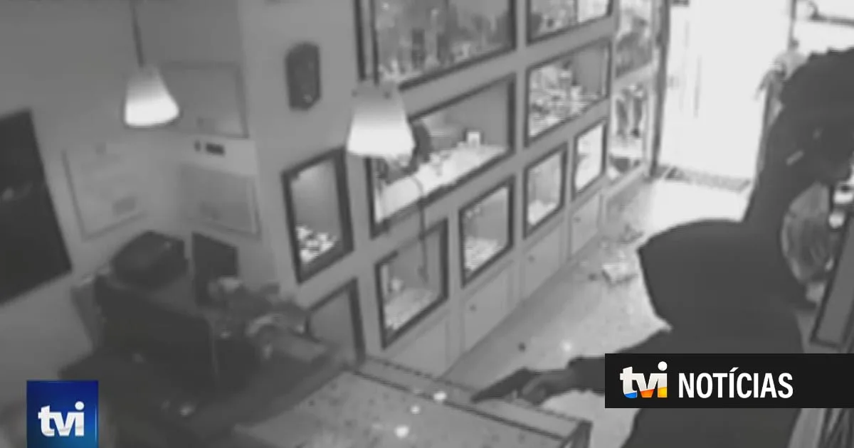 "Levei com a arma na cabeça": vítima do gangue que assaltou duas ourivesarias na Margem Sul revela minutos de terror