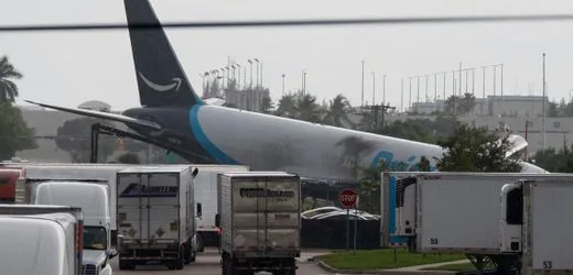 Amazon: Frachtflugzeug rammt bei Landung in Florida mehrere Fahrzeuge – mindestens fünf Tote