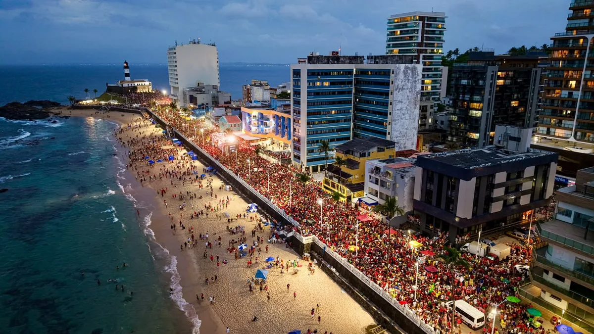 Ato pela democracia reúne 500 mil pessoas em Salvador em apoio a Lula