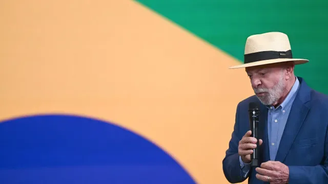 Justiça suspende propaganda de Lula sobre "currículo de Flávio Bolsonaro"