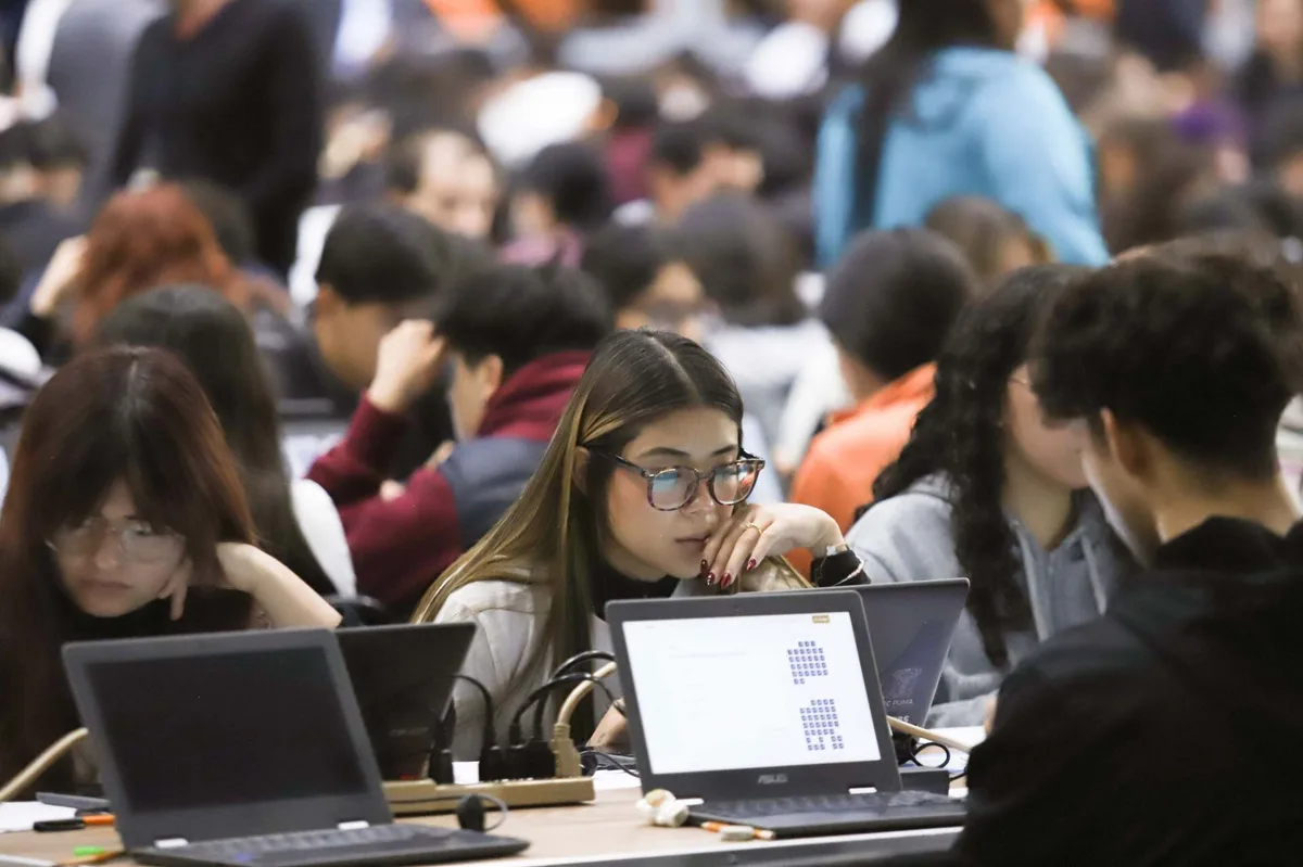 Llegan hasta en muletas a examen de control UNAM: ‘Que no se queden los tramposos’, piden estudiantes