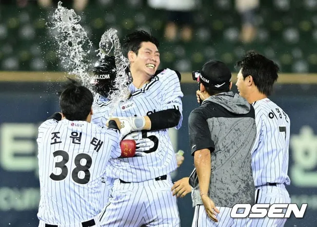 0:2→3:2→3:3→3:4→5:4, 극적인 끝내기, 3위 지켰다...염경엽 "선수들의 끝까지 포기하지 않는 플레이" 톨허스트, 오스틴 그리고 홍창기