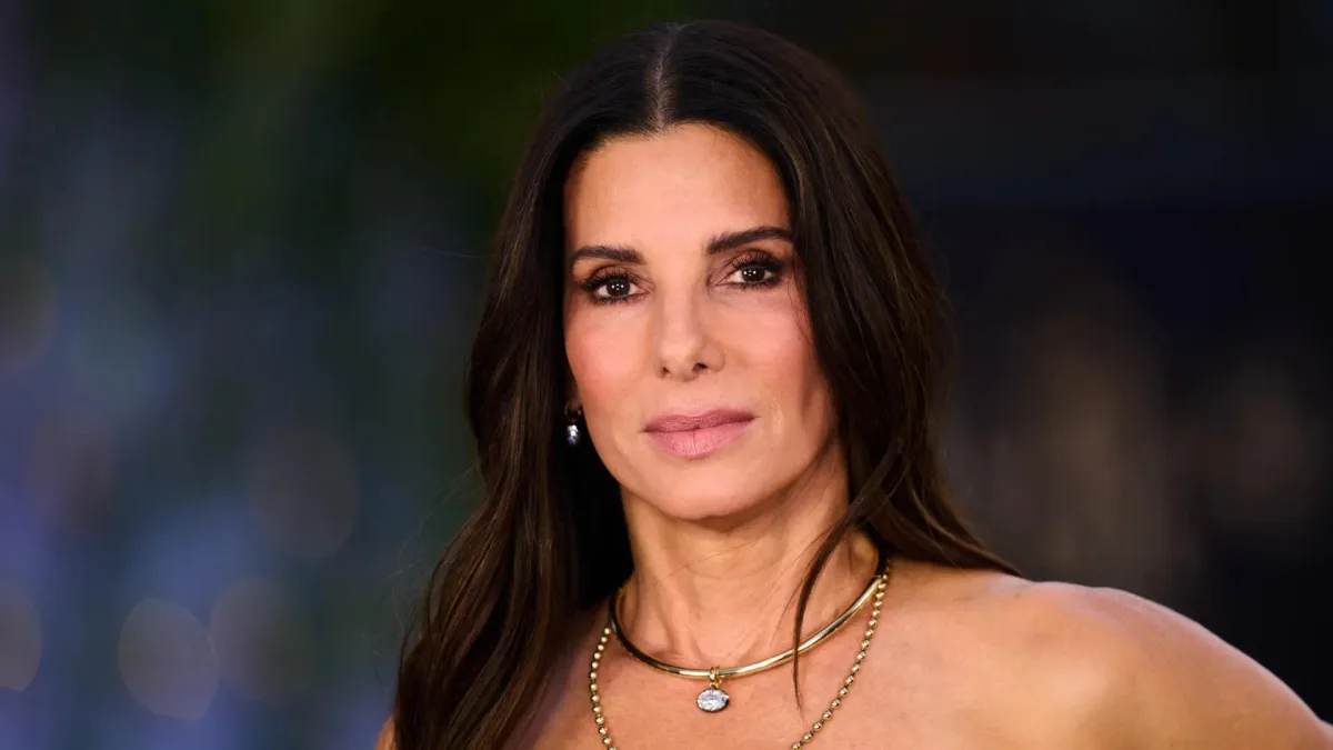 Sandra Bullock recuerda la ocasión en la que tuvo que dormir en un autobús porque Dolly Parton rechazó un hotel