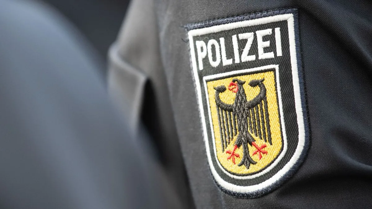 Frau erleidet Panikattacke: Mann bedroht Zugbegleiter und Fahrgäste