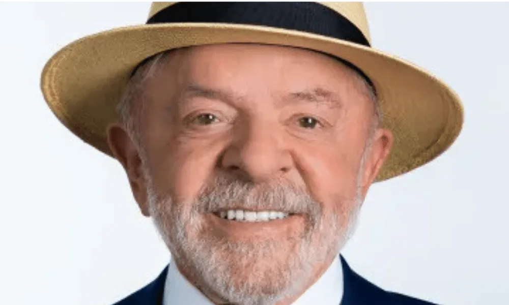 MP Eleitoral diz que foto de Lula com chapéu na urna não é irregular