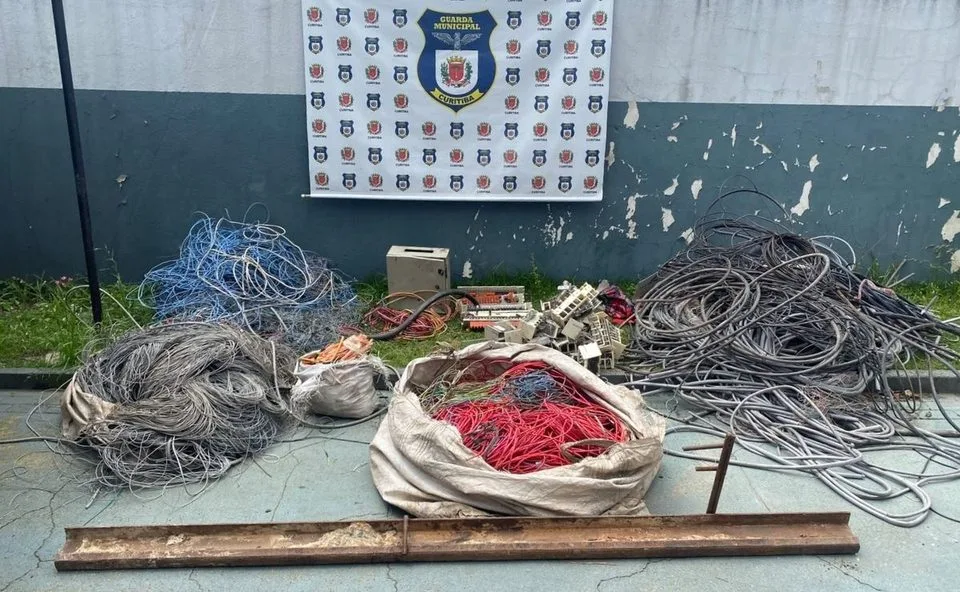 Até trilho de trem! Operação fiscaliza pontos de revenda, apreende 750 kg de materiais e prende suspeito em Curitiba