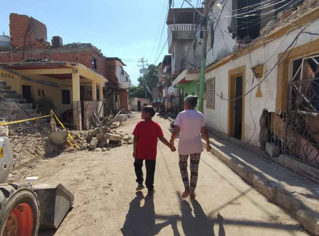 Familias asumen hasta $2000 por reconstruir una pared sin ayuda estatal tras los terremotos