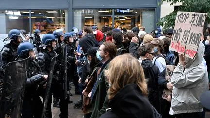 Un policier filmé en train d'effectuer un tir tendu avec un lanceur de grenades lacrymogènes lors d'une mobilisation lycéenne à Nancy, des observateurs de la LDH bousculés