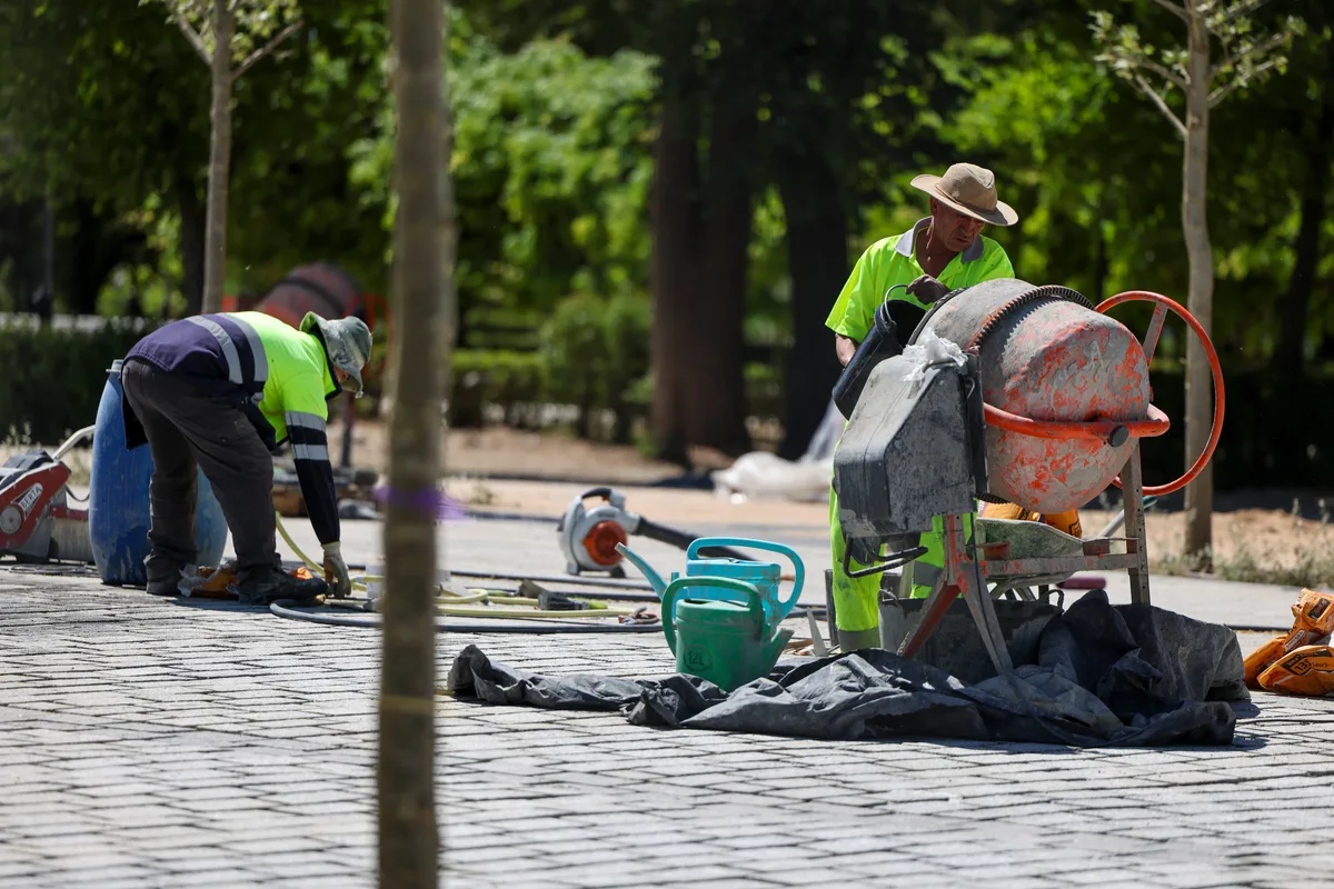 La regularización atenúa la pérdida de empleos en agosto con 162.000 puestos menos, pero acelera el paro