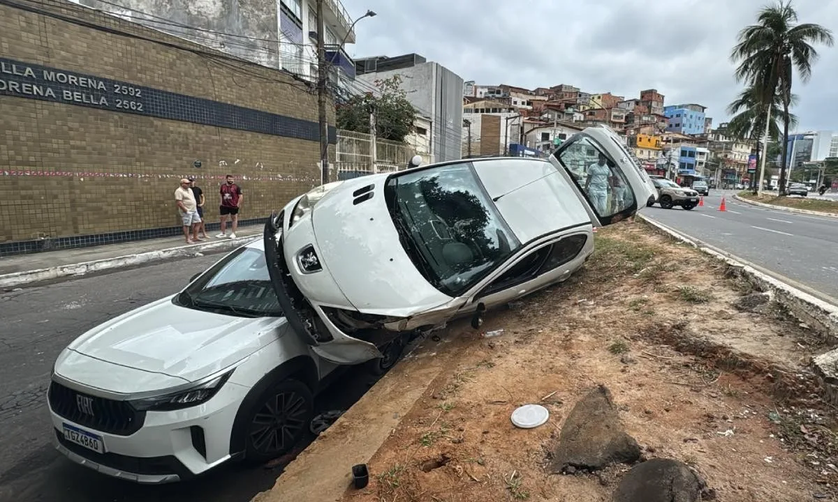 Carro sobe em veículos estacionados após motorista perder controle da direção em Salvador