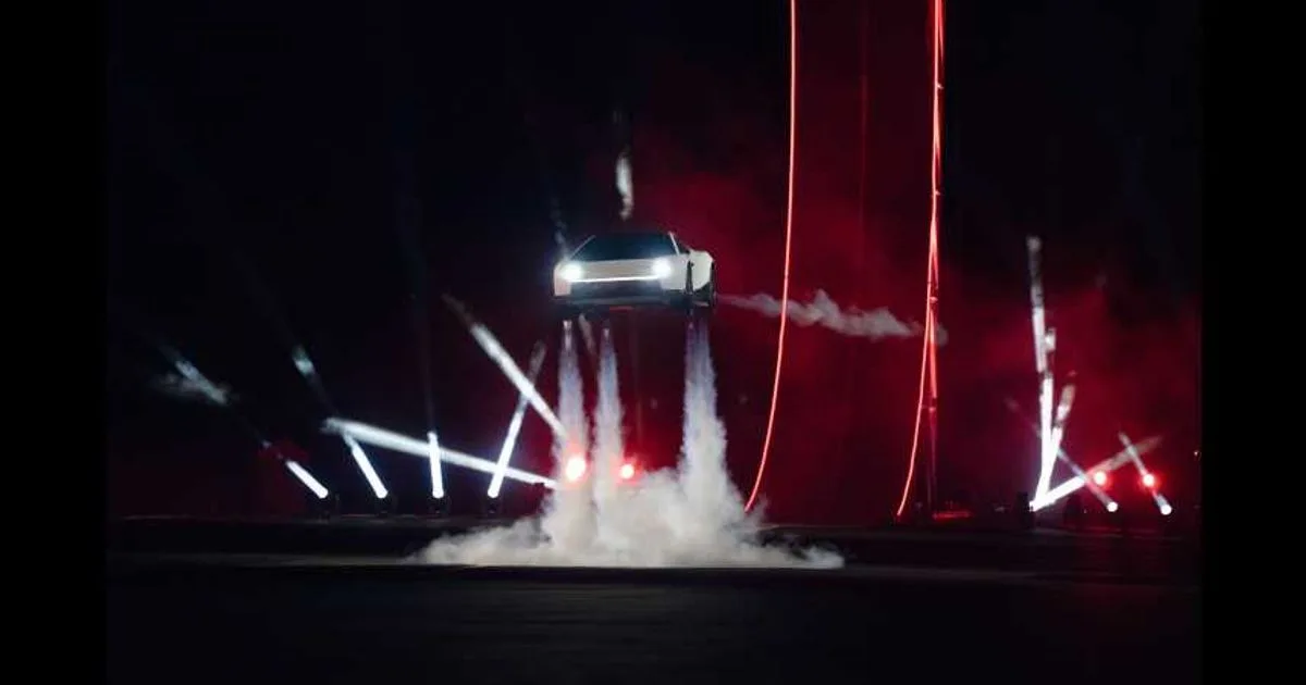 Elon Musk dévoile sa voiture volante, la Tesla Roadster