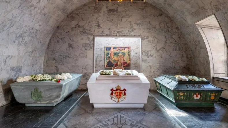 La Casa Real noruega muestra por primera vez el sárcofago del rey Harald V con homenaje al mar y a la reina Sonia
