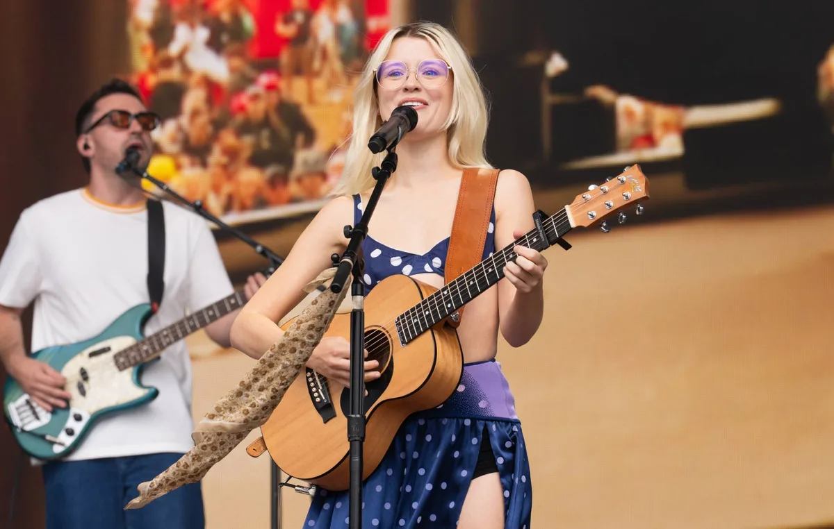 Watch Maisie Peters cover Dolly Parton’s ‘Here You Come Again’ at Reading 2026