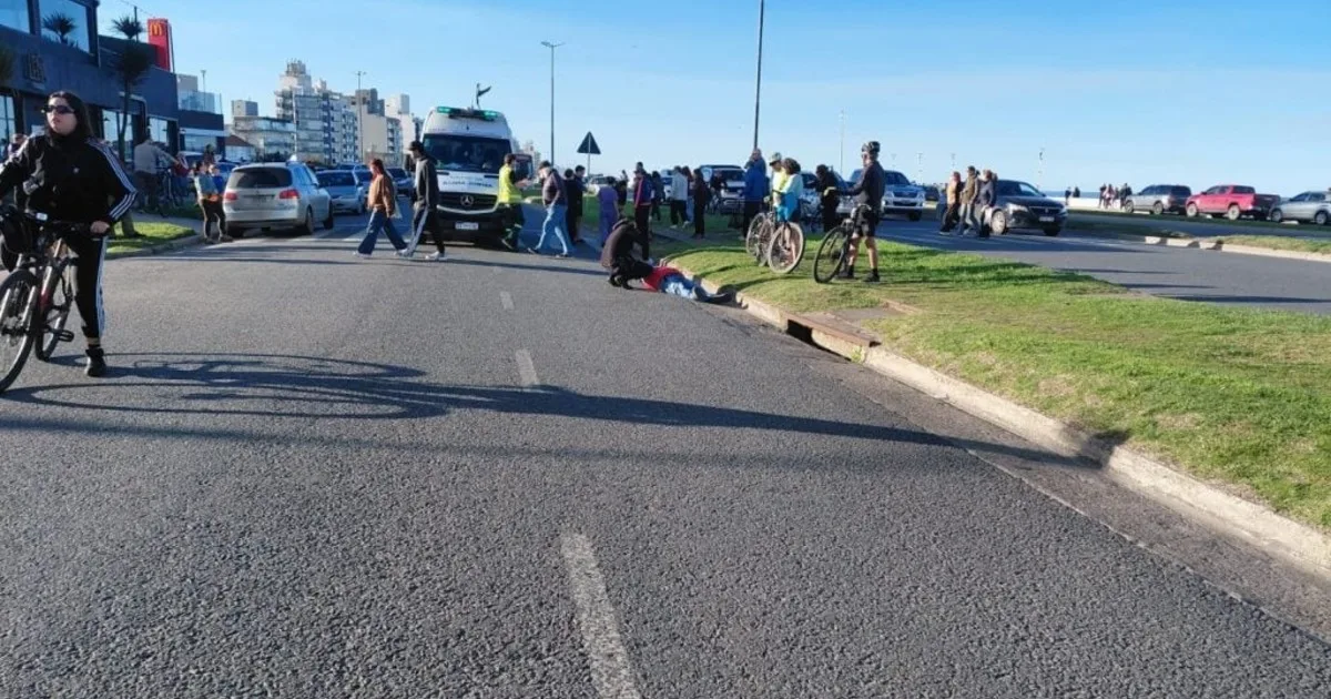 Perdió el control del auto, se subió a un cantero y atropelló a una pareja en plena costa: el conductor tiene 83 años
