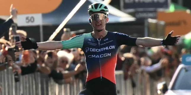 Paul Seixas remporte le Tour de Lombardie, premier Monument de sa carrière